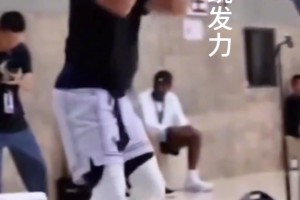 庫(kù)里教你進(jìn)攻技巧，控球+腳步結(jié)合制造投籃空間，成功避開(kāi)防守。