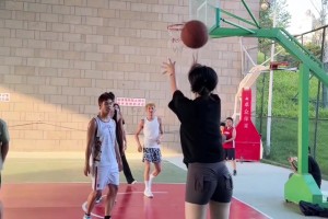可惡，是底角女射手，只能貼防了